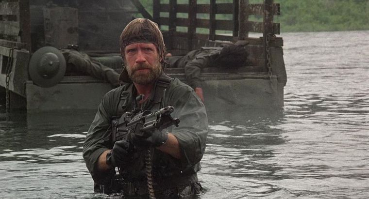 Chuck Norris haciendo lo que mejor sabe...darle una lección a los malos