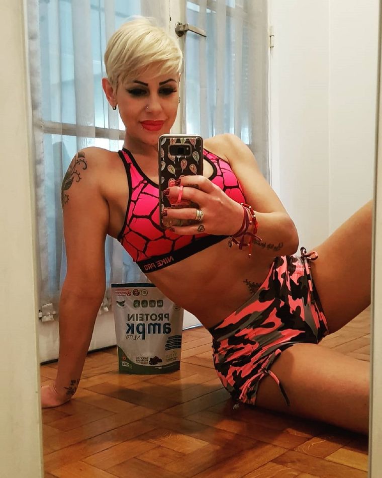 Mónica Farro comparte su trabajado cuerpo en Instagram