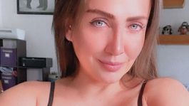 al limite: celia lora deslumbro a todos con un atrevido baby doll sin nada abajo