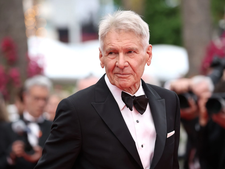 Si bien que lo confundan con Michael Douglas no le hace mucha gracias, Harrison Ford reveló que suele sonreírle a los fans y hasta acceder a sacarse fotos con ellos si se lo solicitan. Si bien que lo confundan con Michael Douglas no le hace mucha gracias, Harrison Ford reveló que suele sonreírle a los fans y hasta acceder a sacarse fotos con ellos si se lo solicitan.
