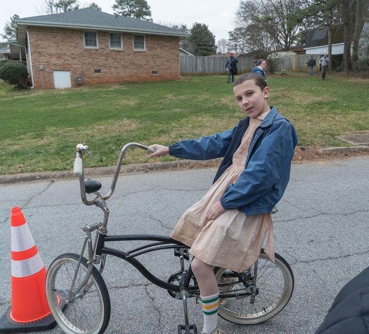 El atuendo de Millie Bobby Brown hace referencia a la ropa que usa E.T. en Halloween en el filme de Spielberg. El atuendo de Millie Bobby Brown hace referencia a la ropa que usa E.T. en Halloween en el filme de Spielberg.