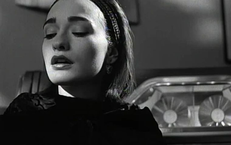 Elina Löwensohn es la protagonista de Nadja. Elina Löwensohn es la protagonista de Nadja.