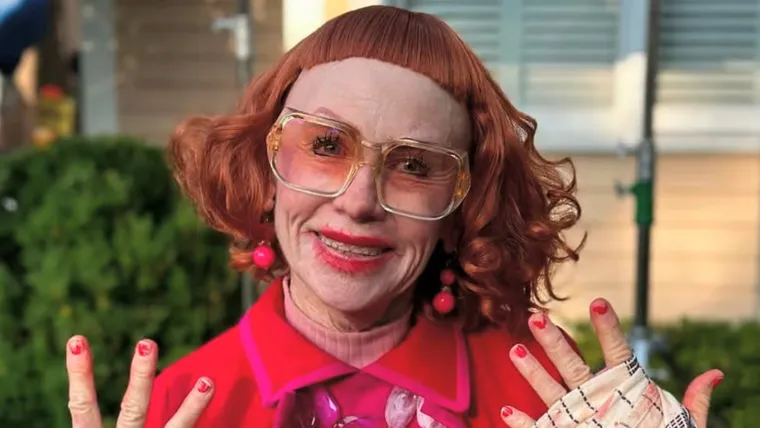 Amy Madigan interpreta a la tía Gladys en Weapons. Amy Madigan interpreta a la tía Gladys en Weapons. 