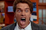 Arnold Schwarzenegger lidiando con algo más peligroso que el Depredador...un jardín de niños.