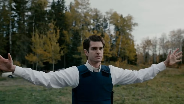 Andrew Garfield en Por mandato del cielo (2022).