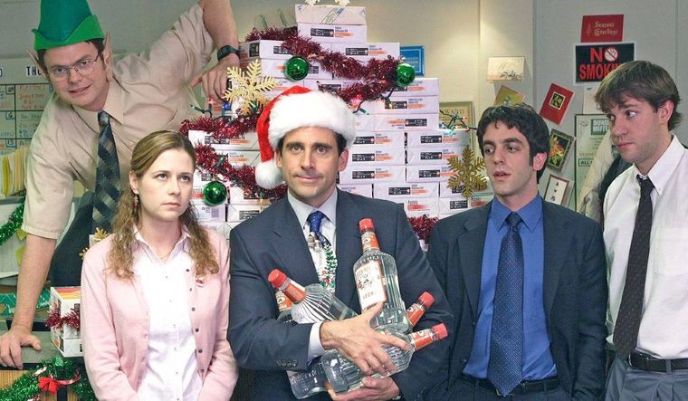 Michael intentando animar una fiesta de Navidad