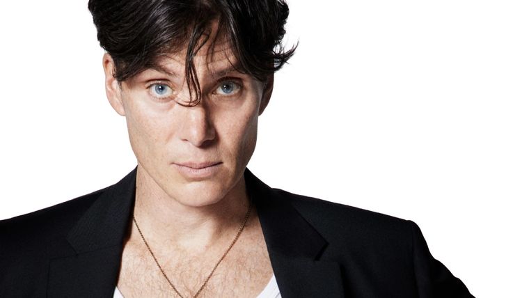 El actor se luce en su primera experiencia como modelo con unas fotografías que recuerdan a las clásicas campañas masculinas de Versace