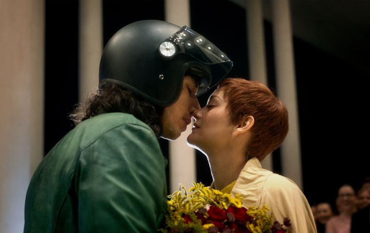 Adam Driver y Marion Cotillard en Annette