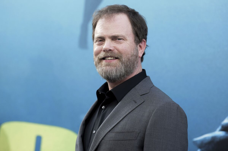 Rainn Wilson luce bastante distinto a Dwight Schrute