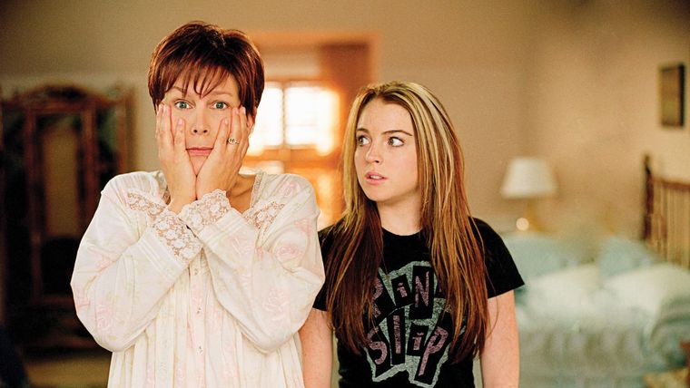 Lindsay Lohan y Jamie Lee Curtis protagonizan Un viernes de locos (2003).
