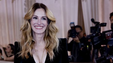 Julia Roberts lució elegante durante la 83° edición de los Globos de Oro.&nbsp;