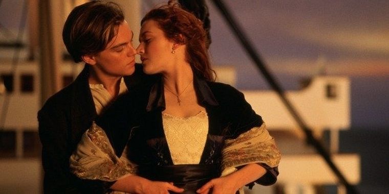 Kate Winslet y Leonardo DiCaprio protagonizan Titanic. Kate Winslet y Leonardo DiCaprio protagonizan Titanic.