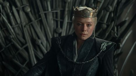 Rhaenyra en el Trono de Hierro.