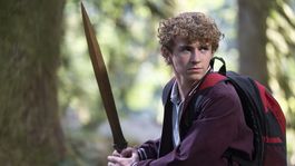 Percy Jackson empuñando su espada para la segunda temporada.