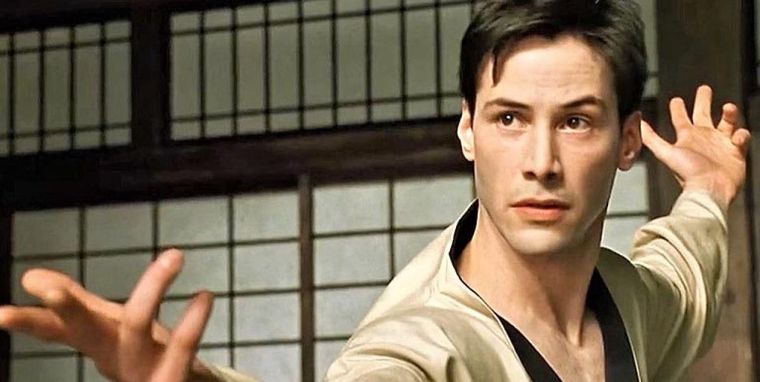 Keanu Reeves ha demostrado sus habilidades para las artes marciales en varias de sus películas.