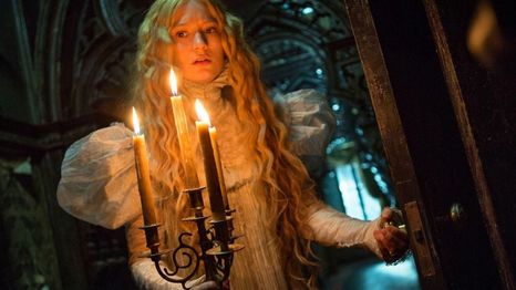 Mia Wasikowska es la protagonista de La cumbre escarlata, película dirigida por Guillermo del Toro.