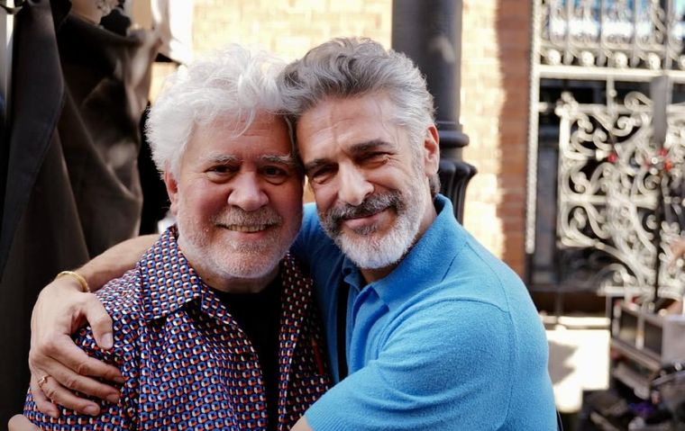 Leoanrdo Sbaraglia y Pedro Almódovar en el rodaje de Amarga Navidad.