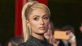 Paris Hilton dejó atrás su característica cabellera rubia.