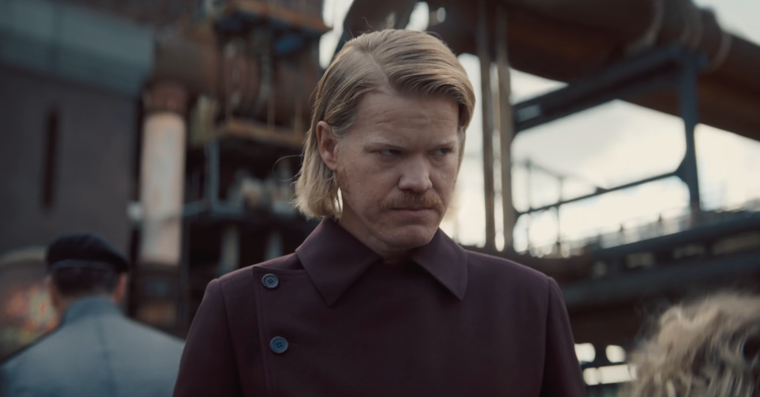 Jesse Plemons como un joven Plutarch Heavensbee. Jesse Plemons como un joven Plutarch Heavensbee.