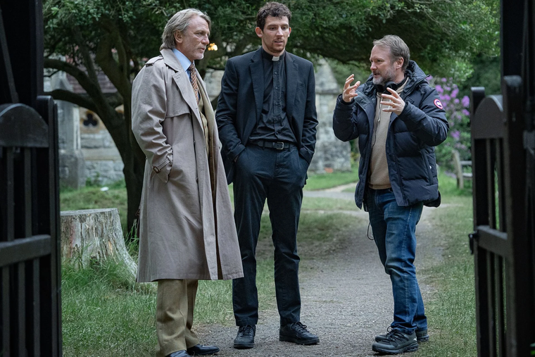 Rian Johnson junto a Daniel Craig y Josh O'Connor en el set de Knives Out 3. Rian Johnson junto a Daniel Craig y Josh O'Connor en el set de Knives Out 3. 