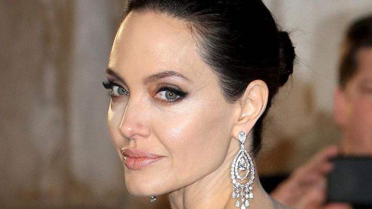 Angelina Jolie ha recibido varios reconocimientos por sus logros cinematográficos, entre ellos dos Premios Oscar