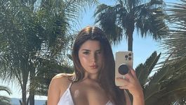 demi rose festejo la llegada de la primavera desprendiendose la parte de arriba del bikini
