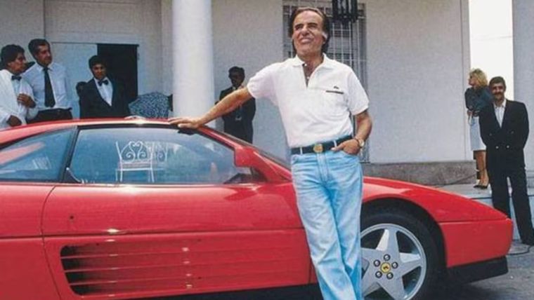 Carlos Menem junto a su icónica Ferrari