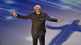 el tragico motivo por el que morgan freeman llevan un guante en la apertura del mundial