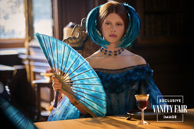 Mia Goth como Elizabeth Lavenza. Mia Goth como Elizabeth Lavenza.