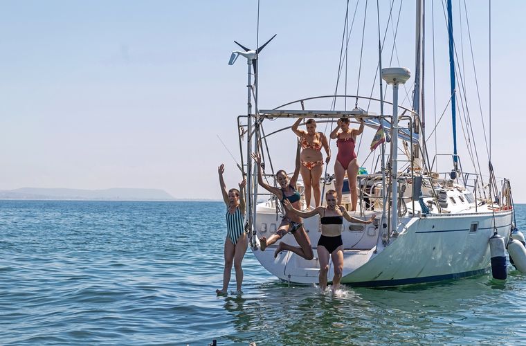 Las de la última fila es una miniserie española que se estrenó en el 2022 y cuenta con seis episodios Las de la última fila es una miniserie española que se estrenó en el 2022 y cuenta con seis episodios