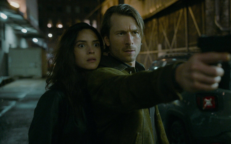 Adria Arjona y Glen Powell protagonizan Cómplices del engaño