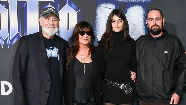 Rob Reiner junto a Michel Singer Reiner y acompa&ntilde;ados de sus hijo Romy y Nick.