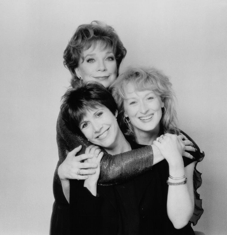 Shirley MacLaine junto a Carrie Fisher y Meryl Streep Shirley MacLaine junto a Carrie Fisher y Meryl Streep