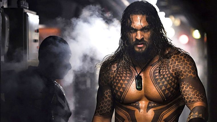 Aquaman no solo sabe respirar bajo el agua, también sabe de contratos.