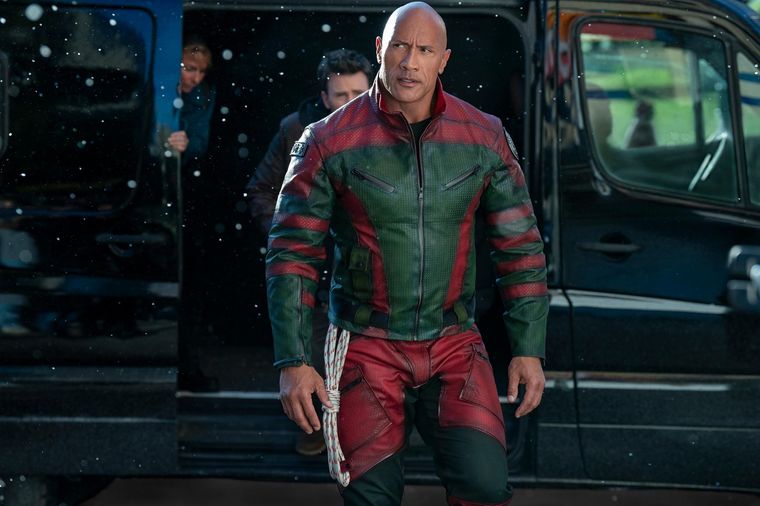 Dwayne Johnson como el guardaespaldas de Santa en Red One