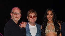 Elton John junto a Ryan Murphy y una de las estrellas de la serie Pose