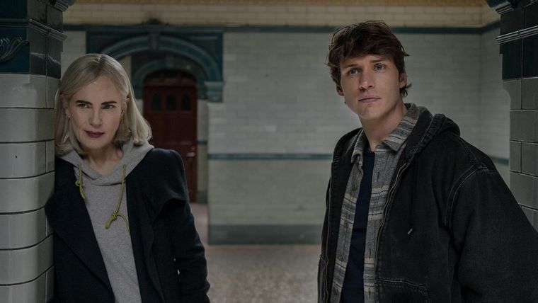 La serie se basa en las Crónicas vampíricas y Las brujas de Mayfair de Anne Rice. La serie se basa en las Crónicas vampíricas y Las brujas de Mayfair de Anne Rice.