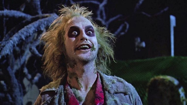 Michael Keaton es el protagonista de Beetlejuice (1988) y retoma su papel en la secuela también dirigida por Tim Burton.