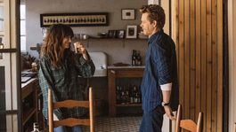 Kathryn Hahn y Kevin Bacon protagonizan la ficción. Kathryn Hahn y Kevin Bacon protagonizan la ficción.