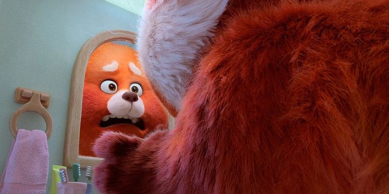 Mei Mei no sabe qué hacer ahora que es un panda rojo.