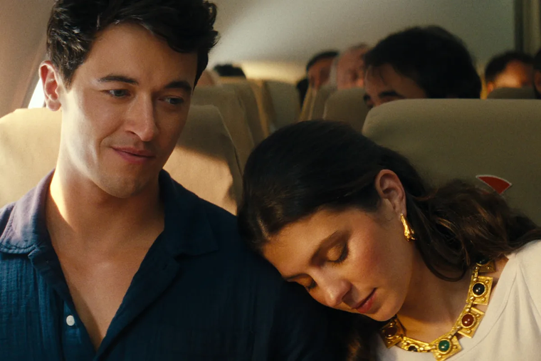 Tom Blyth y Emily Bader protagonizan Gente que conocemos en vacaciones.&nbsp;