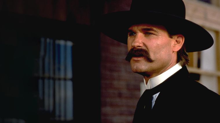 Russell como el implacable Wyatt Earp. Russell como el implacable Wyatt Earp.