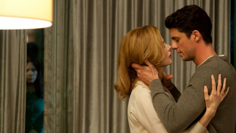 Una madre y una hija y una innegable atracción hacia el misterioso Charlie Una madre y una hija y una innegable atracción hacia el misterioso Charlie 