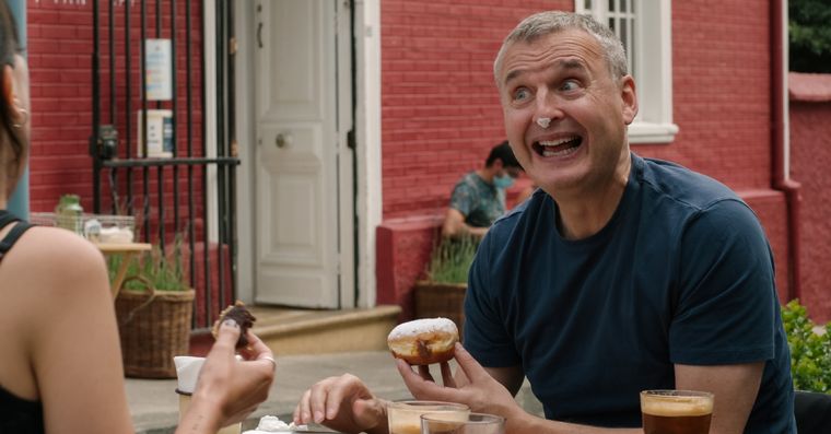 Con siete temporadas en su haber, Somebody Feed Phil sigue al productor Phil Rosenthal en un viaje culinario alrededor del mundo