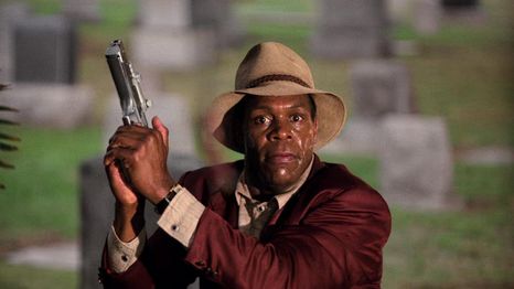 Danny Glover como el detective Harrigan en Depredador 2.