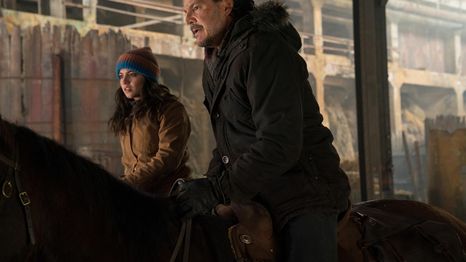 Pedro Pascal como Joel Miller junto a una de las caras nuevas de la temporada, Isabella Merced, quien interpreta a Dina.