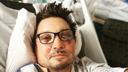 Jeremy Renner permanece hospitalizado