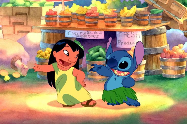Chris Sanders dirigió, escribió el guion y diseño los personajes principales de la historia, siendo Stitch una fiel imagen de un bosquejo suyo que fue presentando a Disney al momento de contar su idea. Chris Sanders dirigió, escribió el guion y diseño los personajes principales de la historia, siendo Stitch una fiel imagen de un bosquejo suyo que fue presentando a Disney al momento de contar su idea.