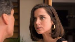 Ana de Armas en La Red Avispa, película disponible en Netflix