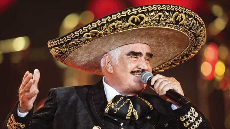 Vicente Fernández continúa internado en terapia intensiva.